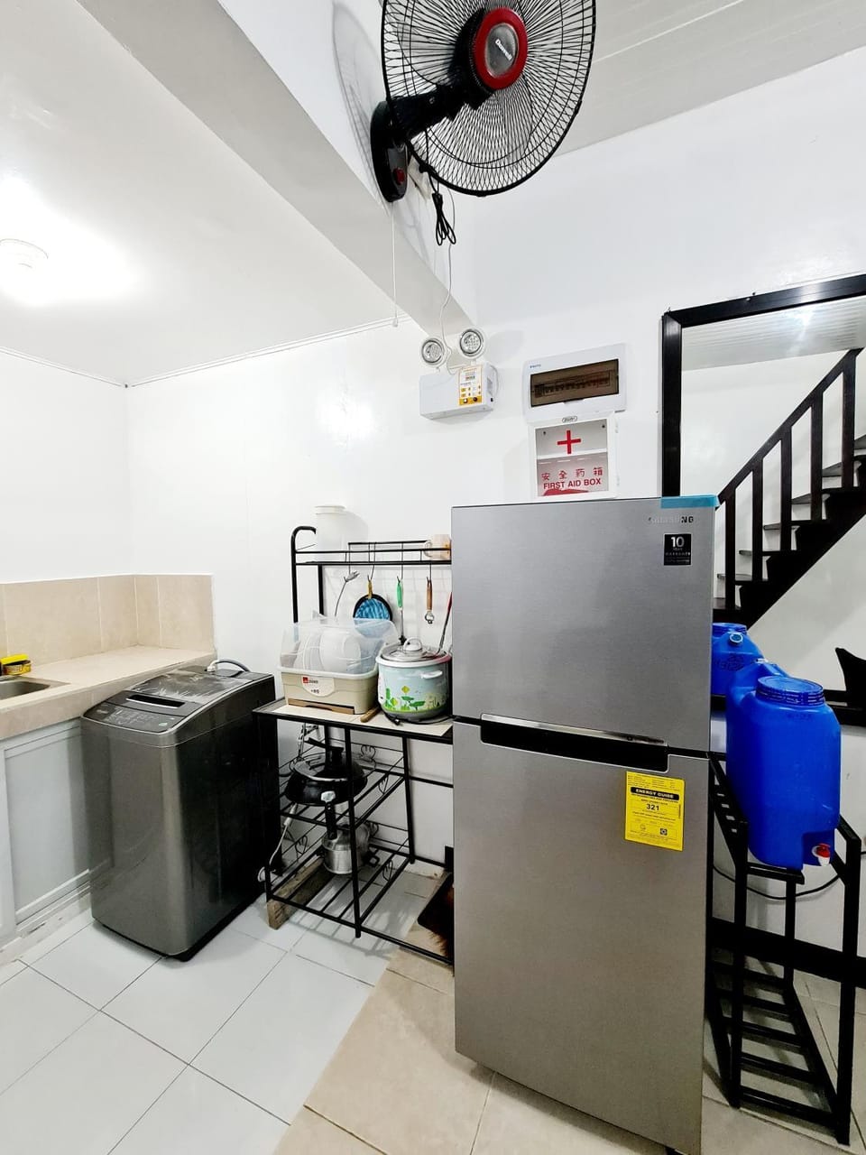 Kitchen or kitchenette, dishwasher, stove, washing machine