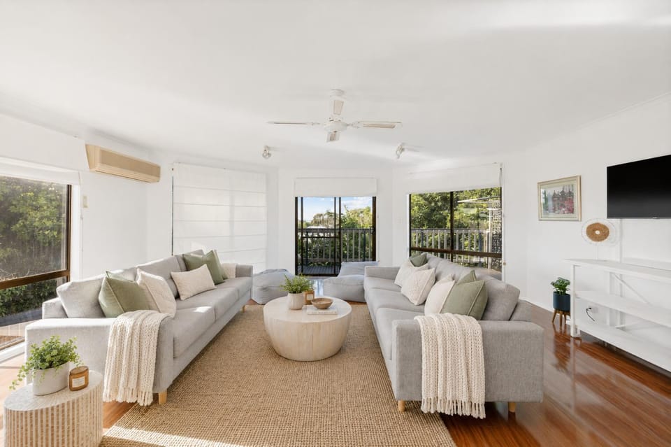 TV and multimedia, Living room, Seating area, Garden view