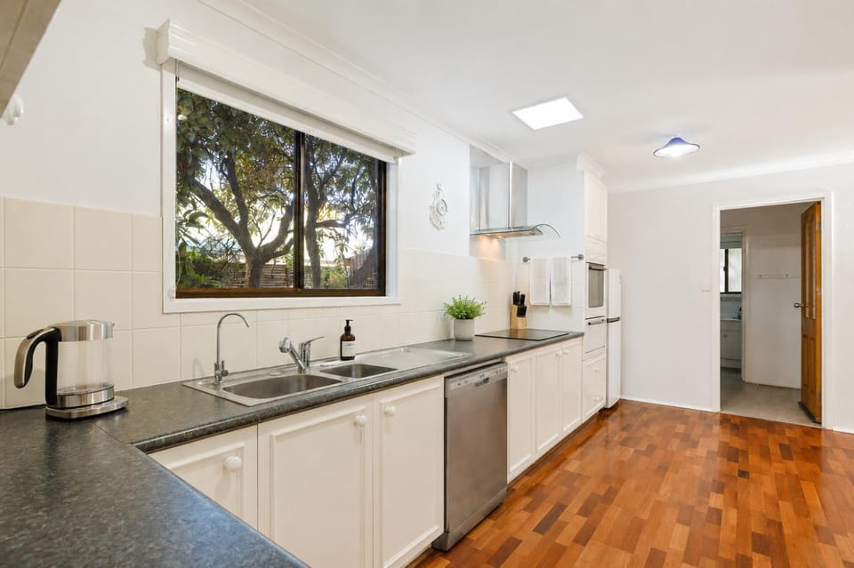 View (from property/room), Kitchen or kitchenette, Garden view, dishwasher, stove, kitchen