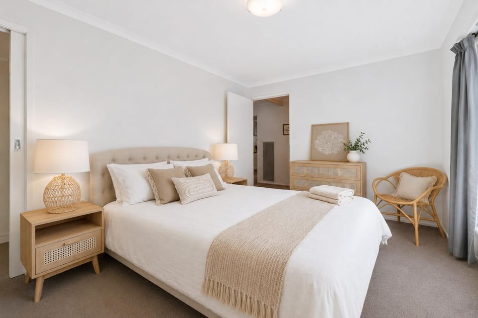 Bed, Photo of the whole room, Seating area, Bedroom, towels