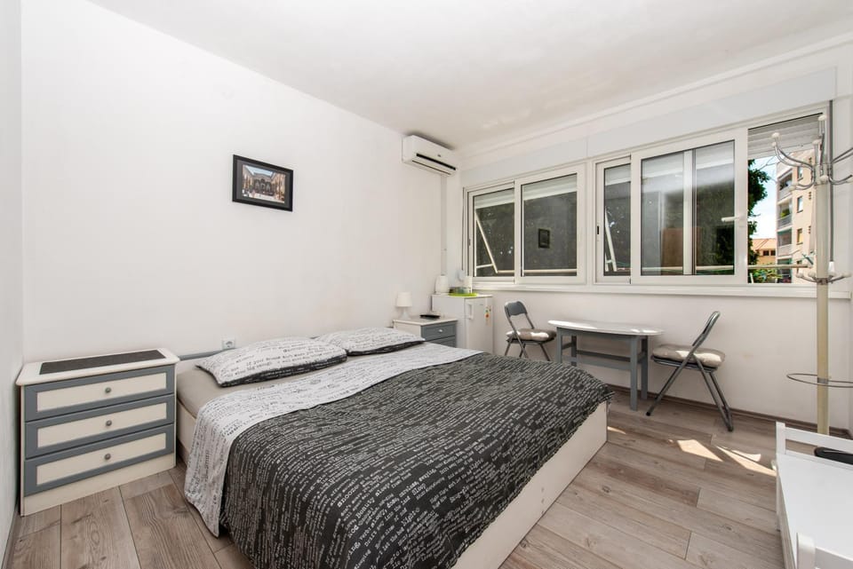 Bed, Living room, Seating area, Dining area, air conditioner