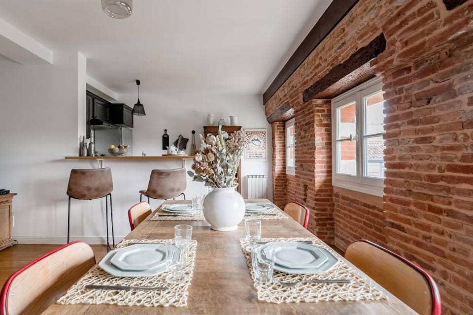 TV and multimedia, Kitchen or kitchenette, Living room, Seating area, Dining area