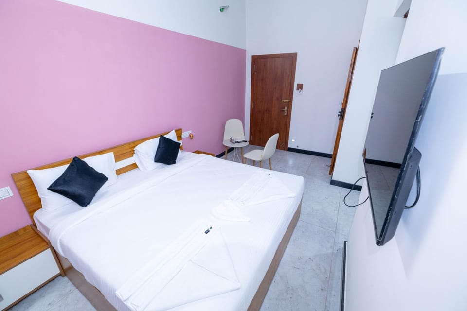 Bed, TV and multimedia, Bedroom