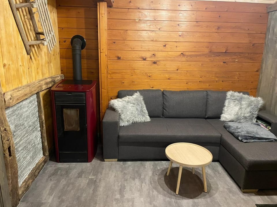 Le petit chalet du mouralet Chalet in Jura