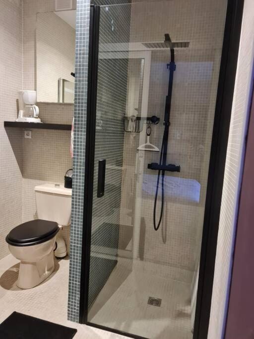 Shower, Toilet