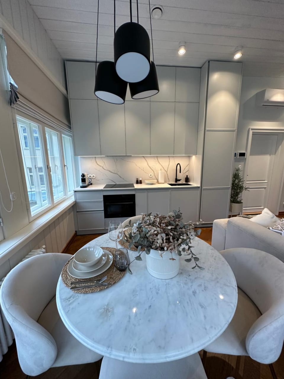 Kitchen or kitchenette, Dining area