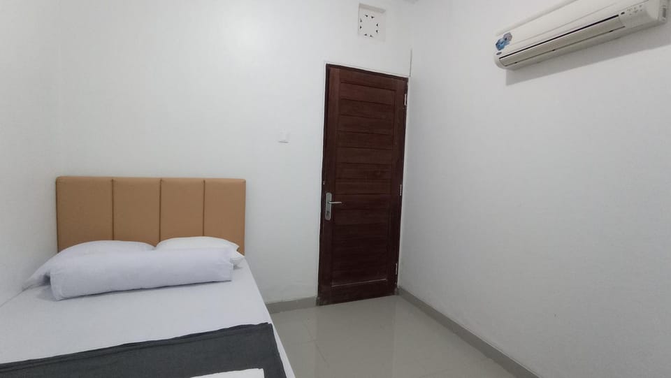 Bed, Bedroom, towels, air conditioner