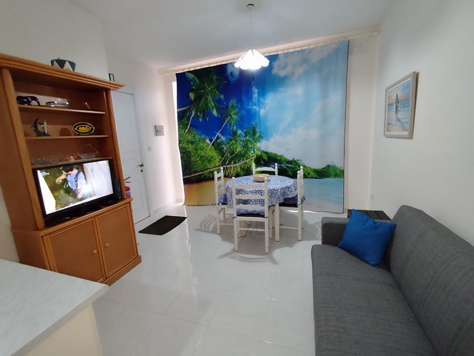TV and multimedia, Living room, Seating area, Dining area