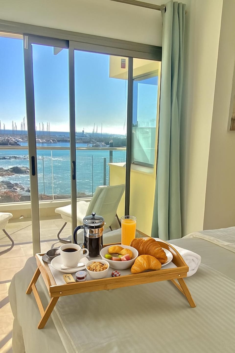 Bed, Natural landscape, Coffee/tea facilities, Balcony/Terrace, Photo of the whole room, Beach, Bedroom, Sea view, towels