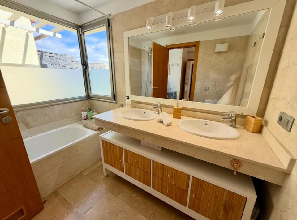 Bathroom, Garden view, Mountain view, Sea view