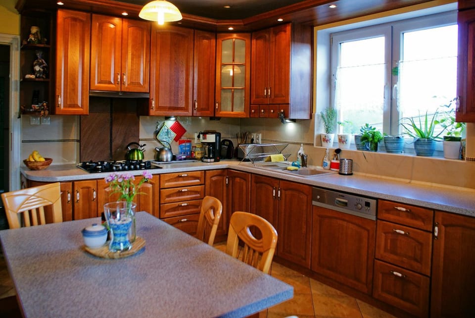 Property building, Coffee/tea facilities, Kitchen or kitchenette, Kitchen or kitchenette, Food and drinks, Food and drinks, Seating area, Communal kitchen, On site, Area and facilities, Area and facilities
