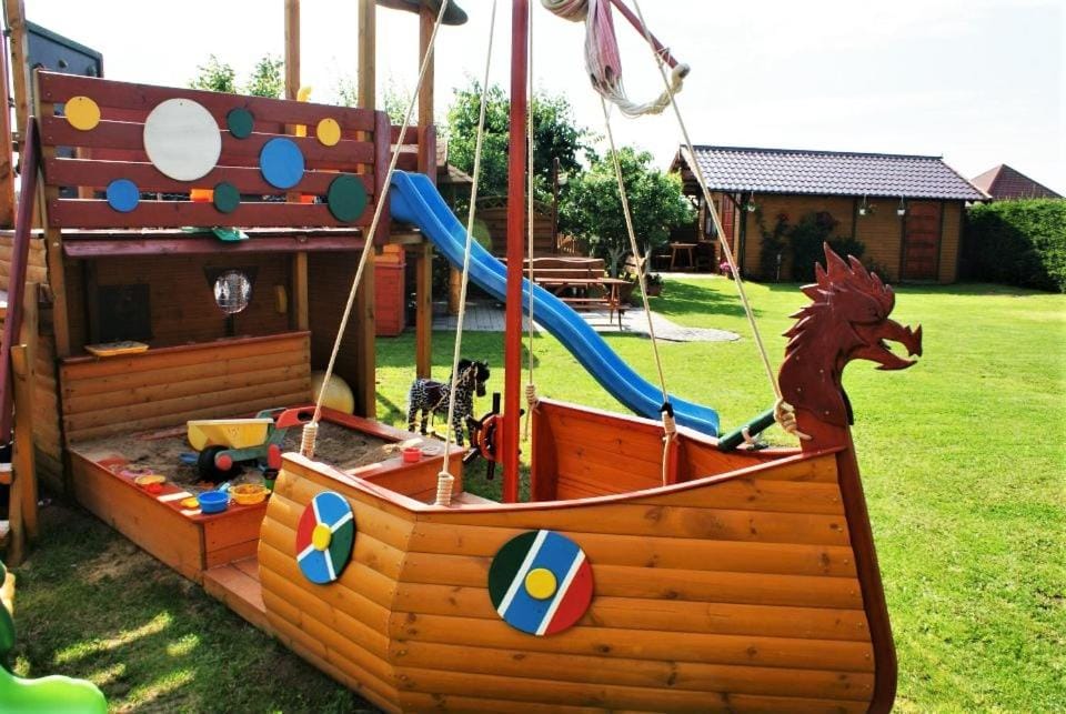 Day, Natural landscape, Children play ground, Children play ground, Garden, Seating area, On site, Garden view, Entertainment, Entertainment