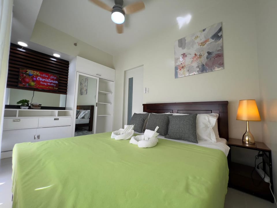 Bed, TV and multimedia, Photo of the whole room, Bedroom, fireplace, hair dresser, towels