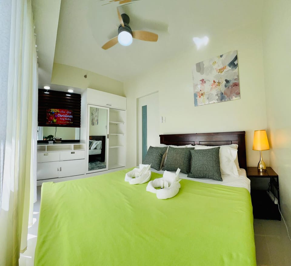 Bed, TV and multimedia, Photo of the whole room, Bedroom, fireplace, towels