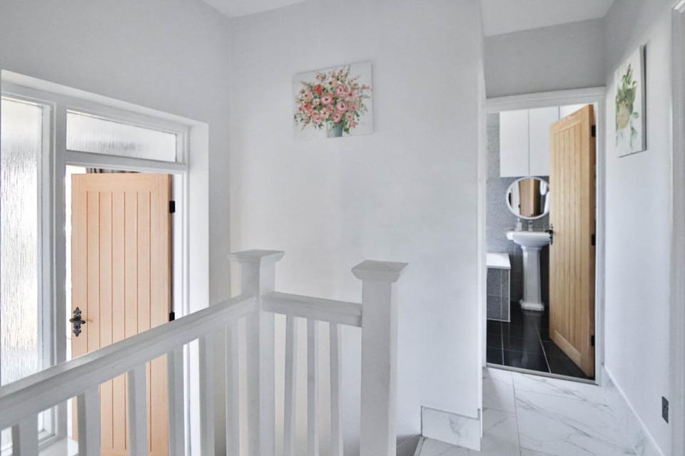 Twin home with free parkings, Surbiton, Kingston upon Thames, Surrey, Greater London, UK! House in London