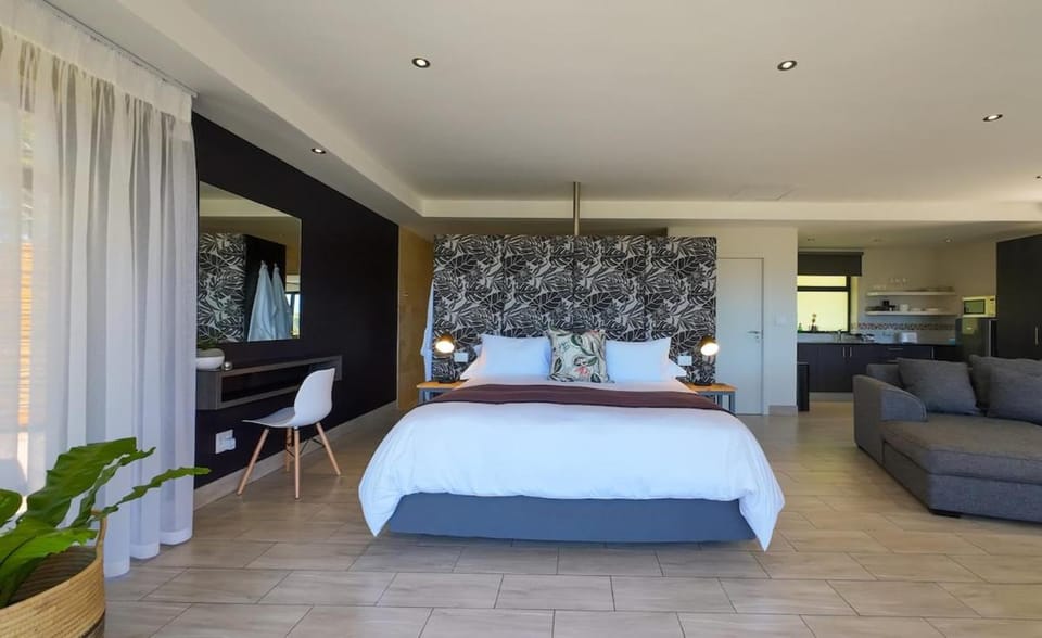 Bed, Photo of the whole room, Seating area, Bedroom