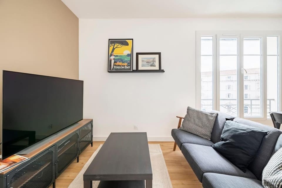 les LOFTS de SAINT CLAIR Un balcon à TOULON CENTRE VILLE, marché provençal, 4CH avec bureau et connexions WIFI haut débit, CLIM, 5 smart TV, 2 salles d'eau, 2WC, 8 PAX max, tout à pied Apartment in Toulon