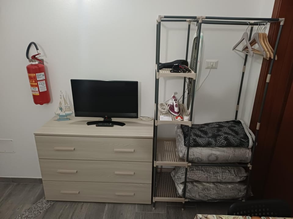 TV and multimedia, Bedroom, Family, furniture, internet, locker, laundry