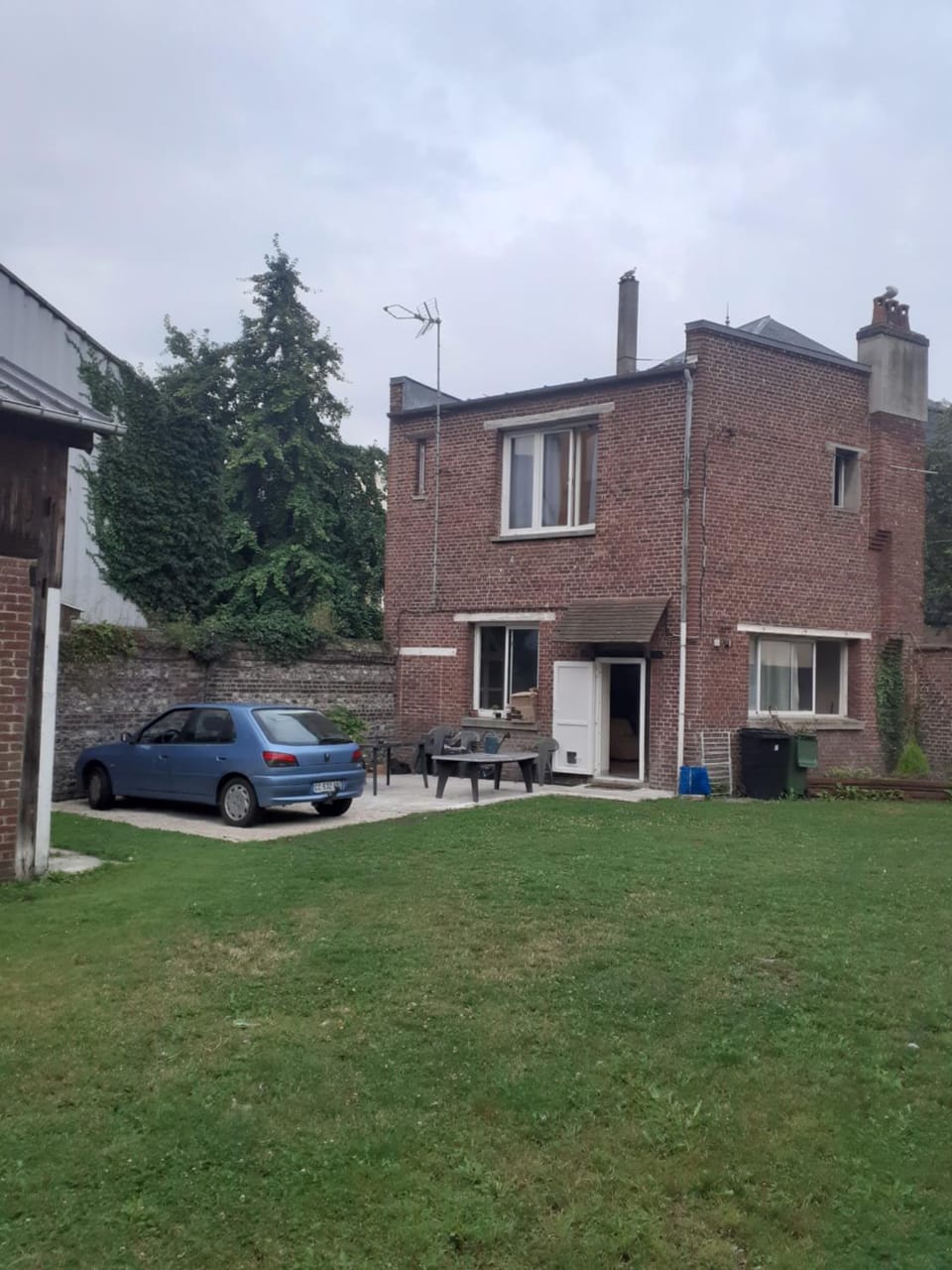 Chez Vincent, Chambre double avec salle de bain, wc et accès privés, très bon emplacement dans Dieppe, au calme, avec Parking Gratuit et Clôturé, terrasse et grand jardin, Animaux admis, pas de cuisine mais micro ondes et bouilloire fournis Vacation rental in Dieppe