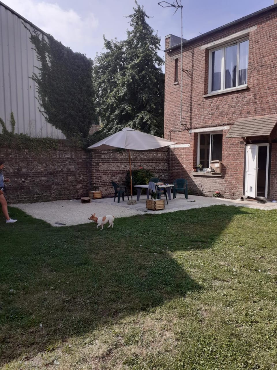 Chez Vincent, Chambre double avec salle de bain, wc et accès privés, très bon emplacement dans Dieppe, au calme, avec Parking Gratuit et Clôturé, terrasse et grand jardin, Animaux admis, pas de cuisine mais micro ondes et bouilloire fournis Vacation rental in Dieppe