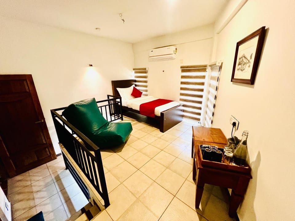 TV and multimedia, Seating area, Bedroom, air conditioner