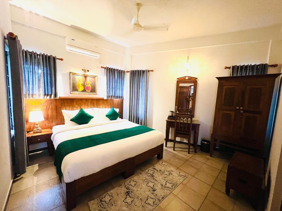 Photo of the whole room, Bedroom, wardrobe, air conditioner