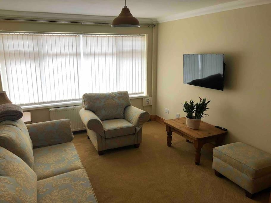 2 Bedroom entire Bungalow with off road parking in the heart of Stoke Apartment in Stoke-on-Trent