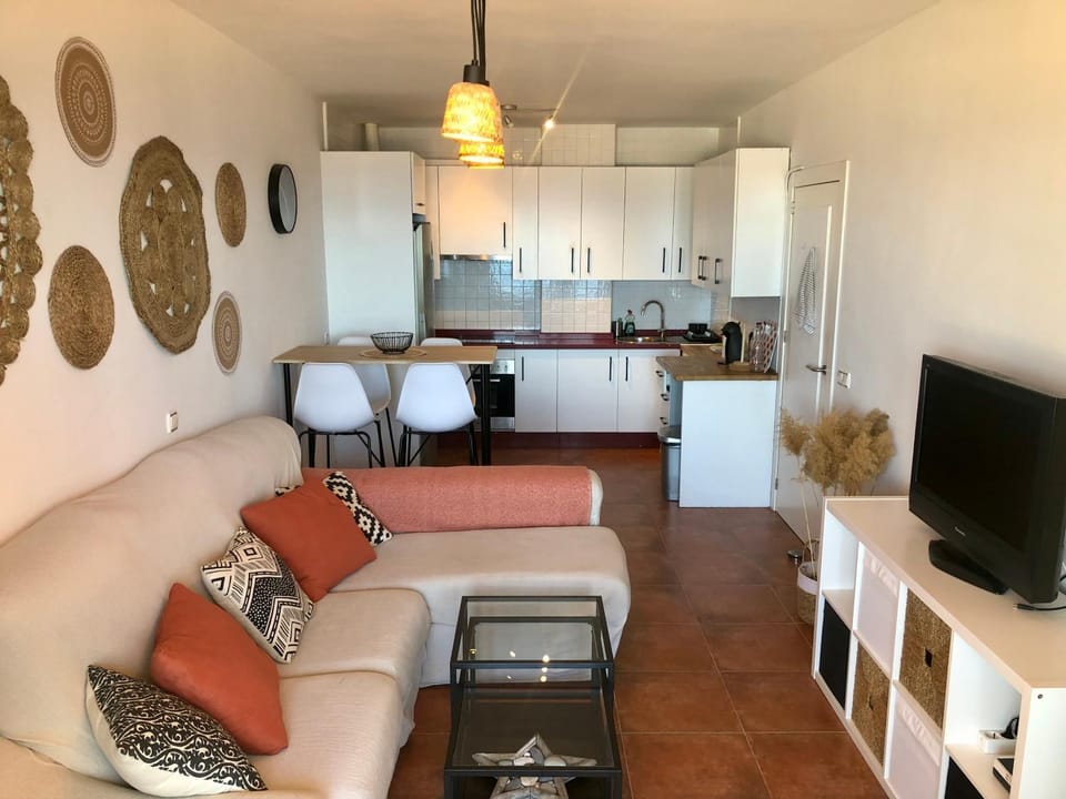 Kitchen or kitchenette, Living room, Seating area, Dining area, stove