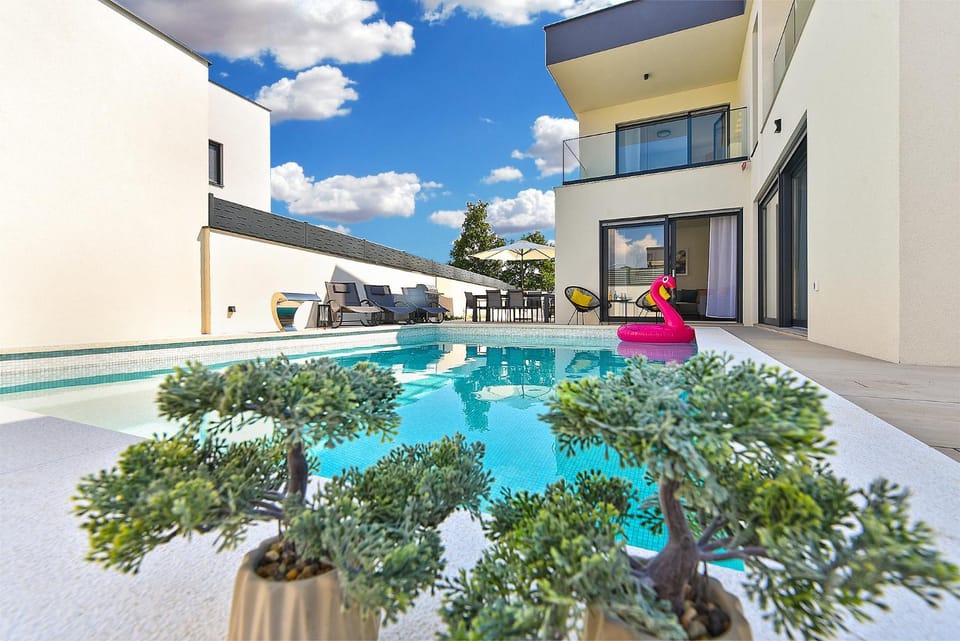 Jlo 2 mit 4 E-Bikes Villa in Fažana