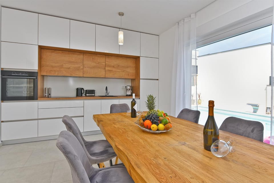 Jlo 2 mit 4 E-Bikes Villa in Fažana