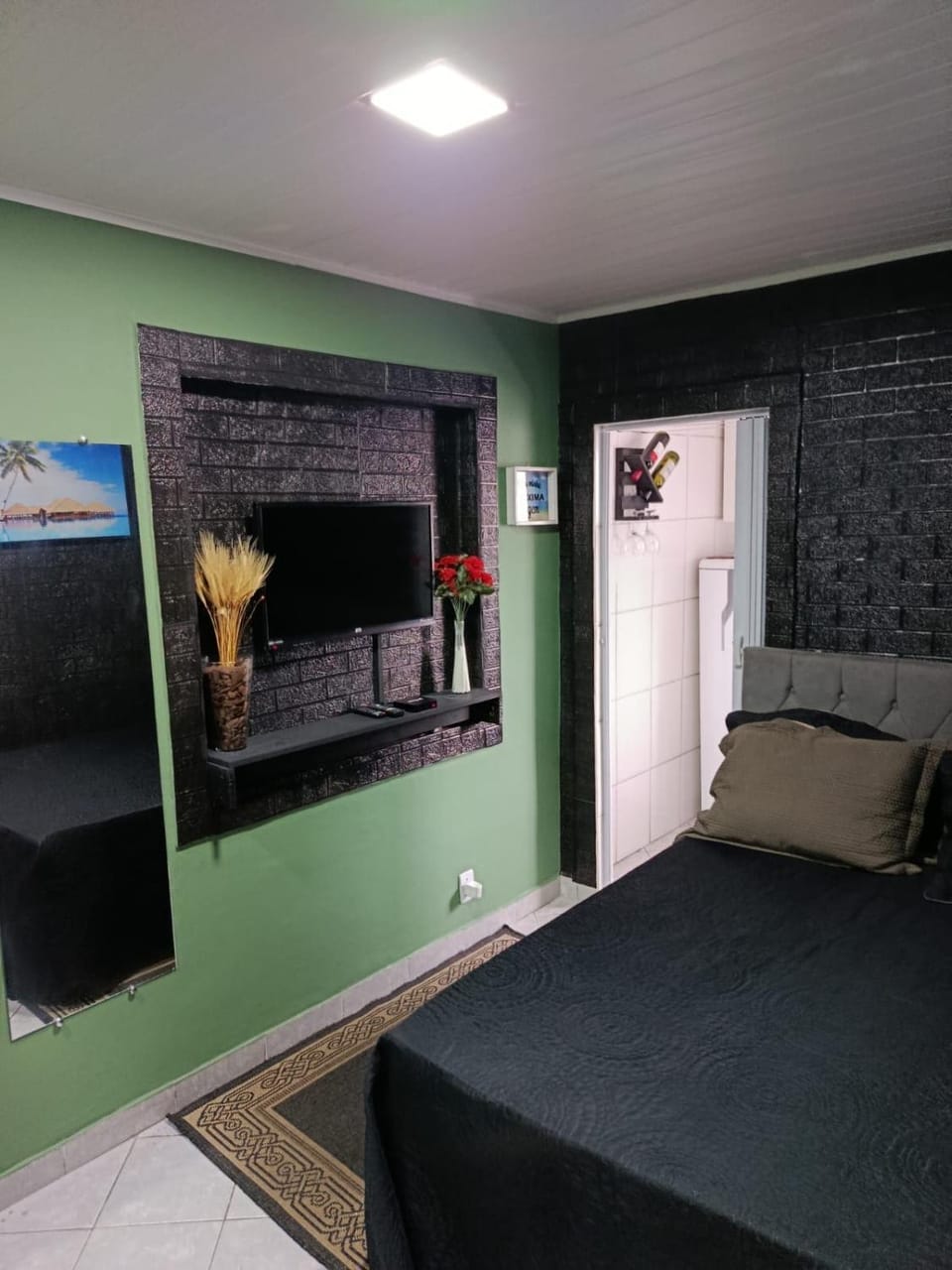 Bed, TV and multimedia, Photo of the whole room, Bedroom