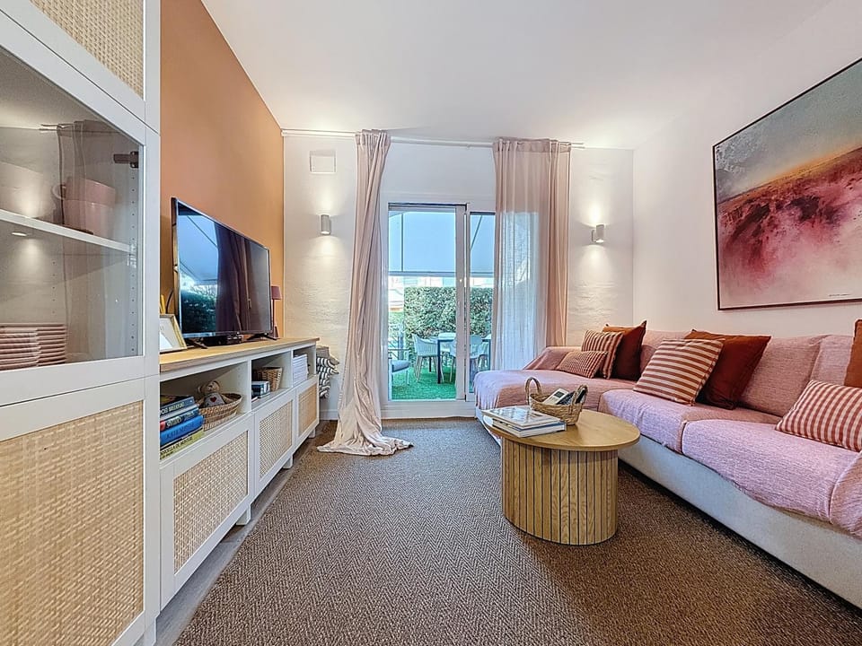 Communal lounge/ TV room, TV and multimedia, Living room, Seating area