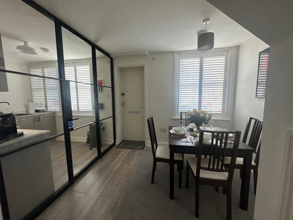 Seating area, Dining area