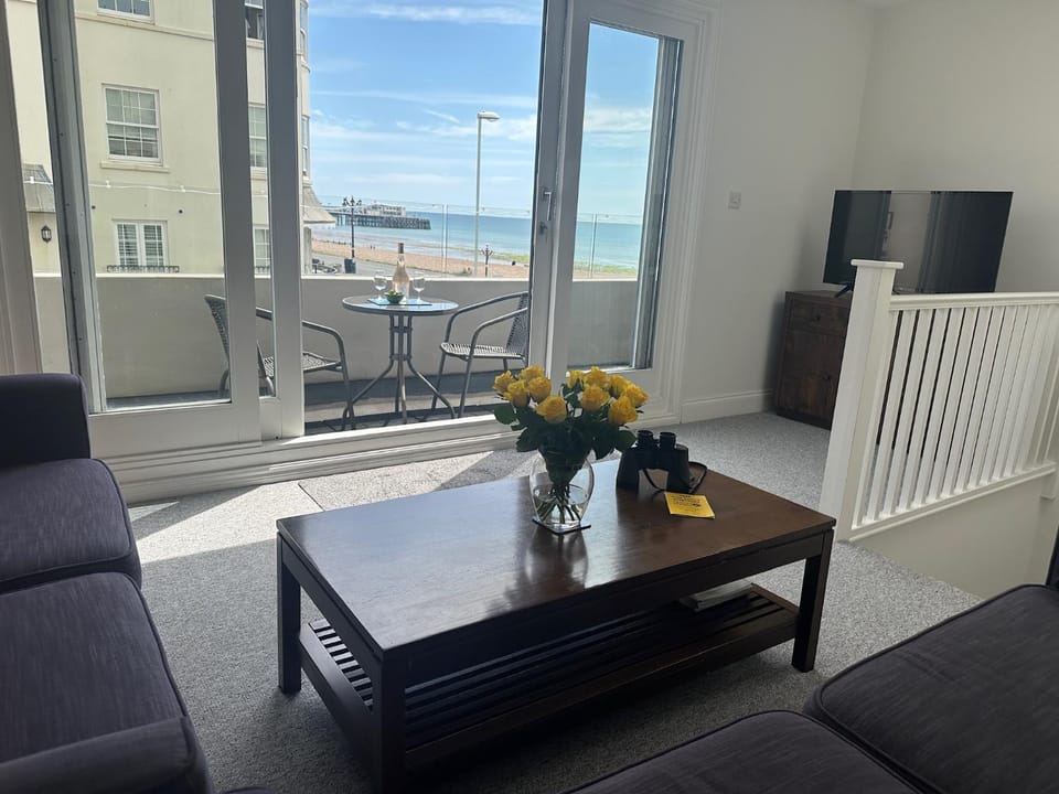 Communal lounge/ TV room, TV and multimedia, Balcony/Terrace, Living room, Seating area, Sea view