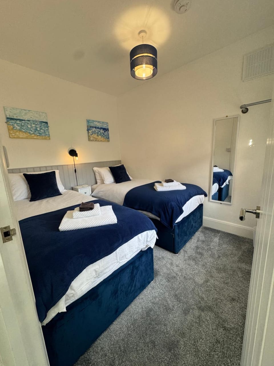 Ocean Cottage, Ferring - seaside cottage moments from the beach and Bluebird cafe House in Arun District