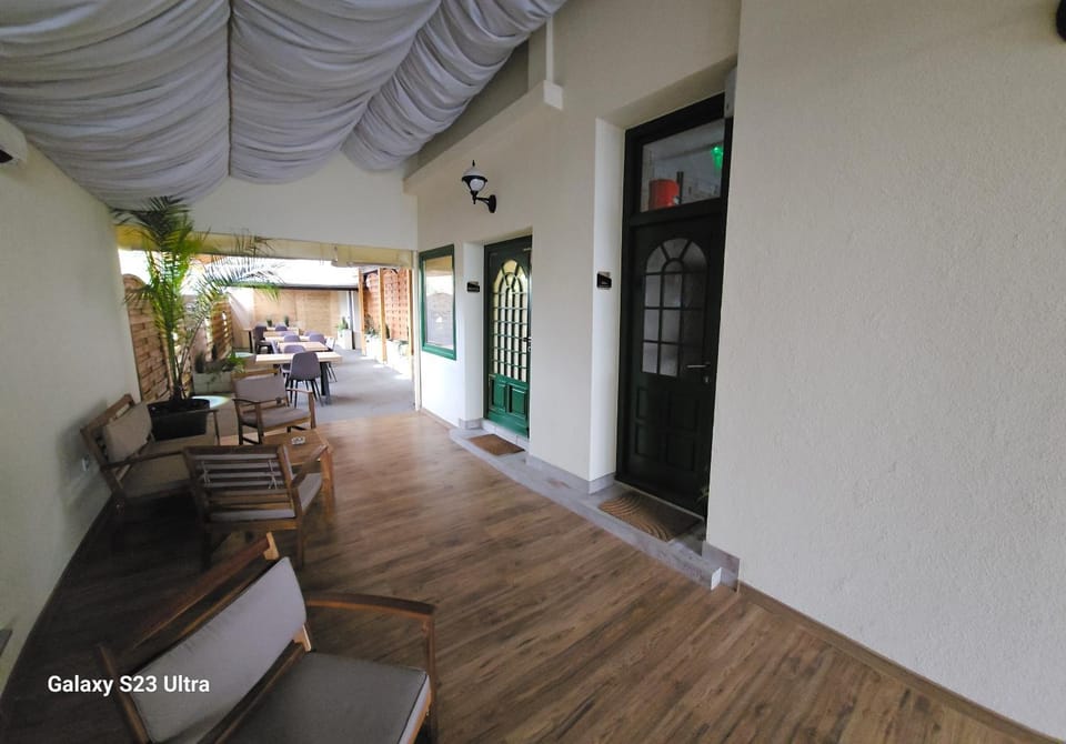 Restaurant/places to eat, Seating area