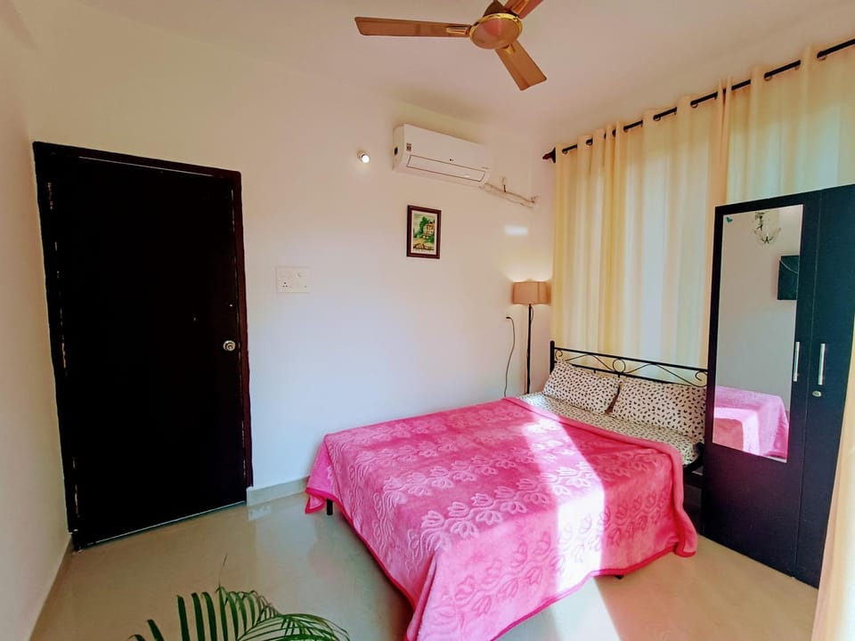Bed, Photo of the whole room, Bedroom, air conditioner