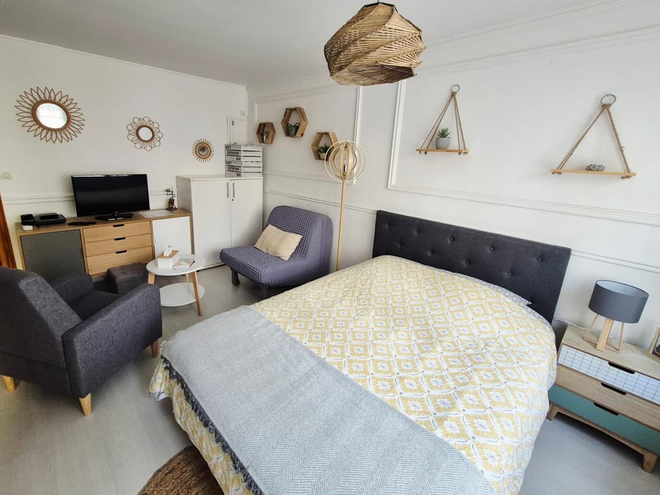 Communal lounge/ TV room, TV and multimedia, Living room, Bedroom