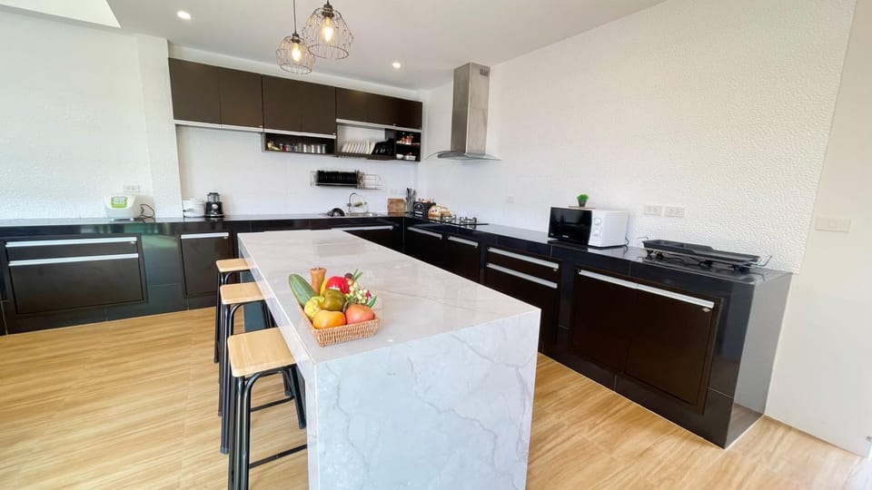 Kitchen or kitchenette, Dining area, Breakfast, Breakfast, minibar, oven, pet friendly, stove, toaster, kitchen, kitchen