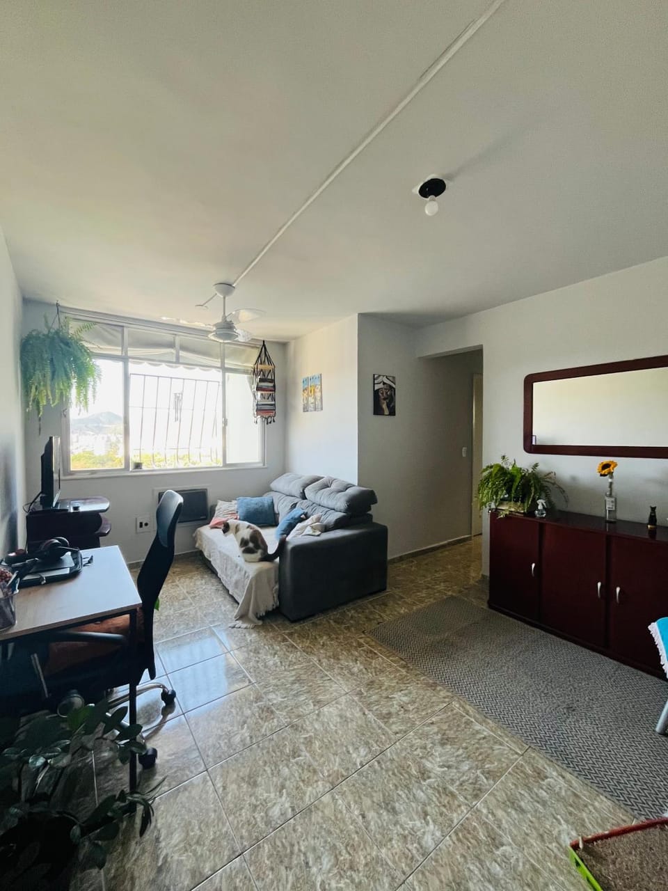Quarto com ar condicionado em apt compartilhado e estacionamento grátis Apartment in Niterói