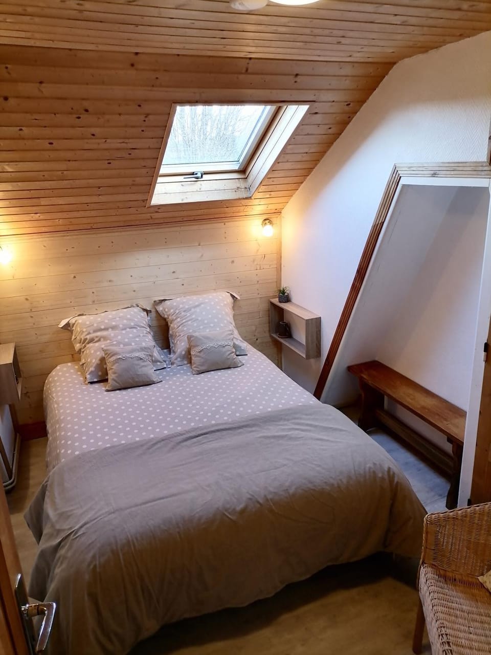 Spring, Bedroom, Buffet breakfast, Family