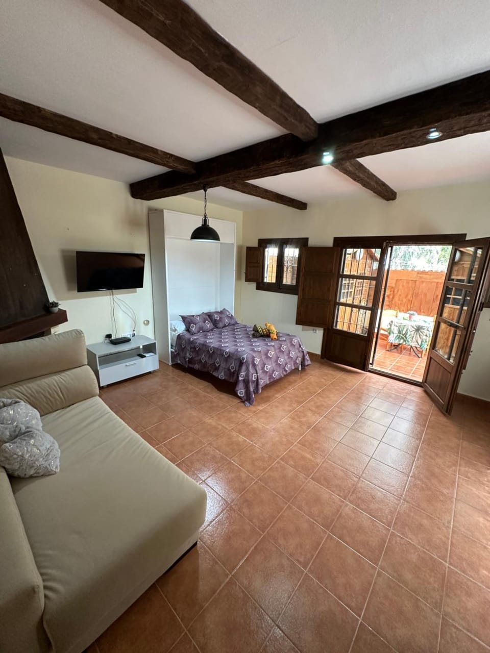 Bed, TV and multimedia, Living room