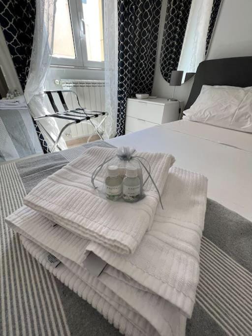 Bedroom, towels