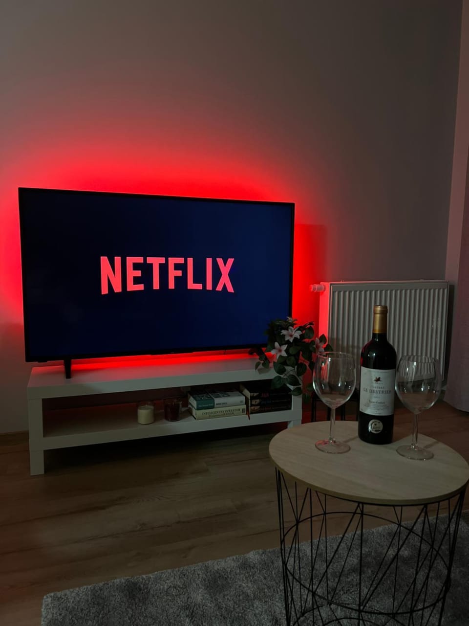 Communal lounge/ TV room, TV and multimedia, Food and drinks, Dining area, Evening entertainment, Drinks, Alcoholic drinks