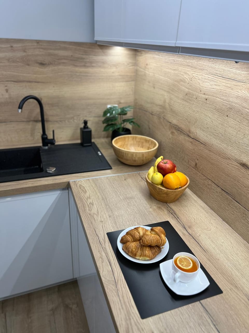 Kitchen or kitchenette, Food and drinks, Food, minibar, stove