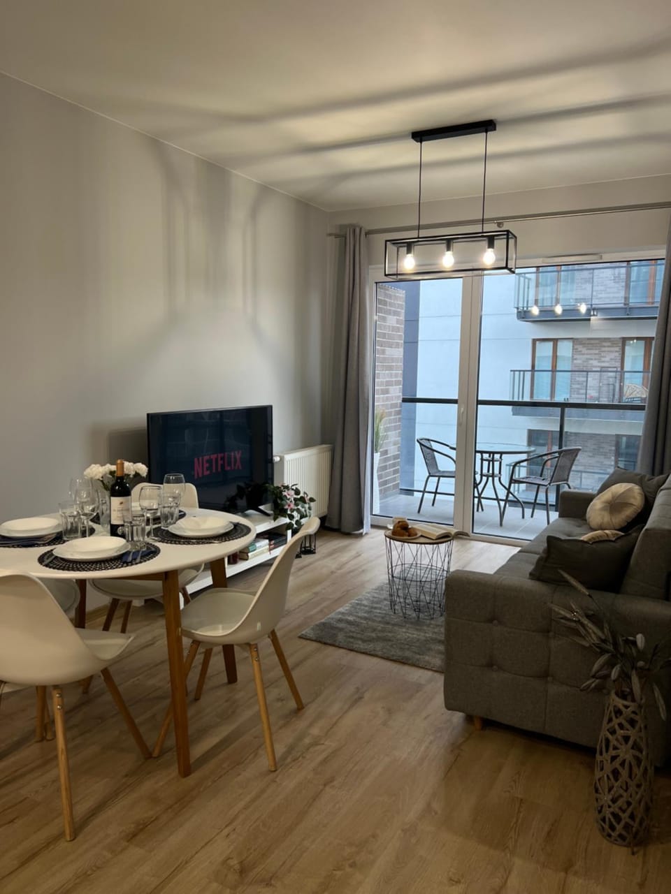 TV and multimedia, Living room, Seating area, Dining area
