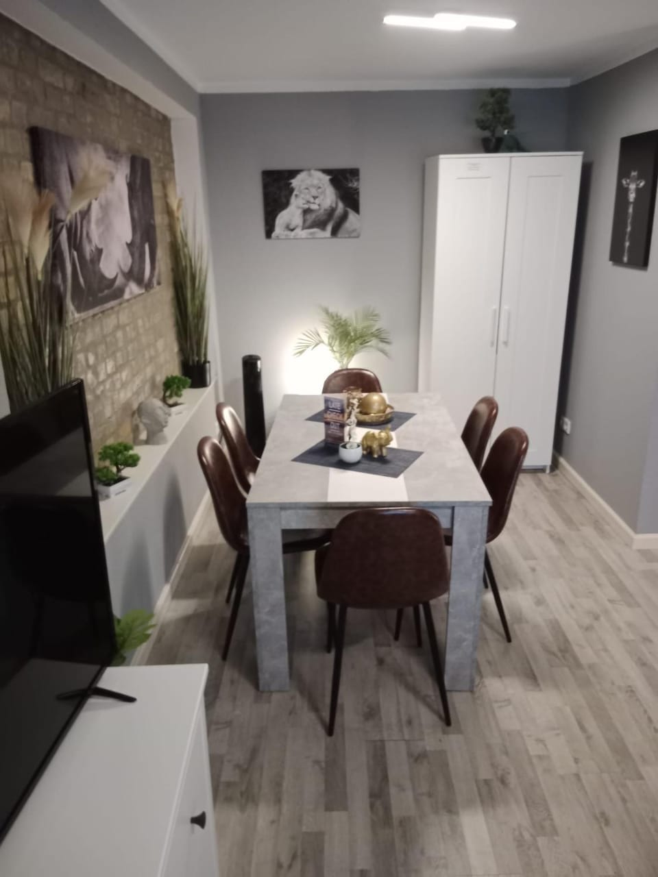 TV and multimedia, Living room, Seating area, Dining area, wardrobe