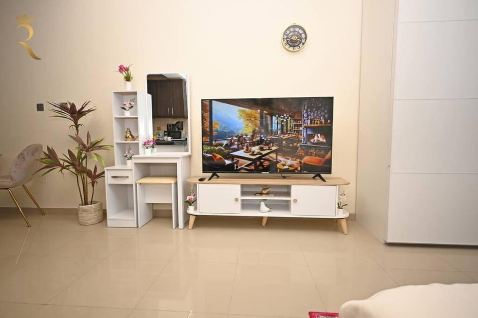 Communal lounge/ TV room, Bed, TV and multimedia, Photo of the whole room, Evening entertainment, Bedroom, hair dresser