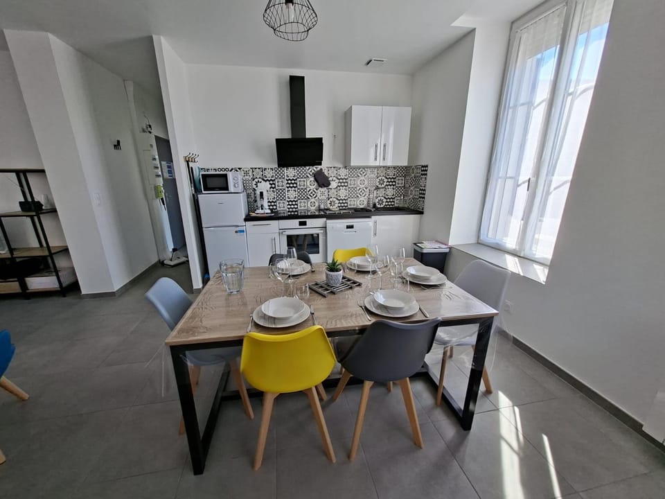 Coffee/tea facilities, Dining area, dishwasher, oven, pet friendly, stove, toaster