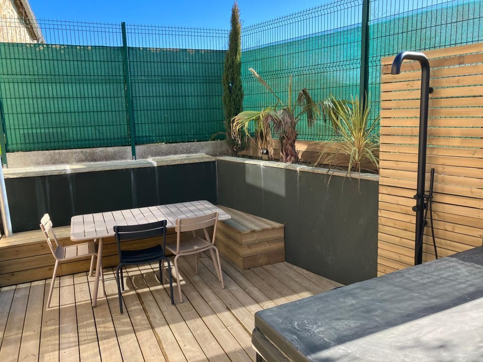 Property building, Patio, Balcony/Terrace, Dining area